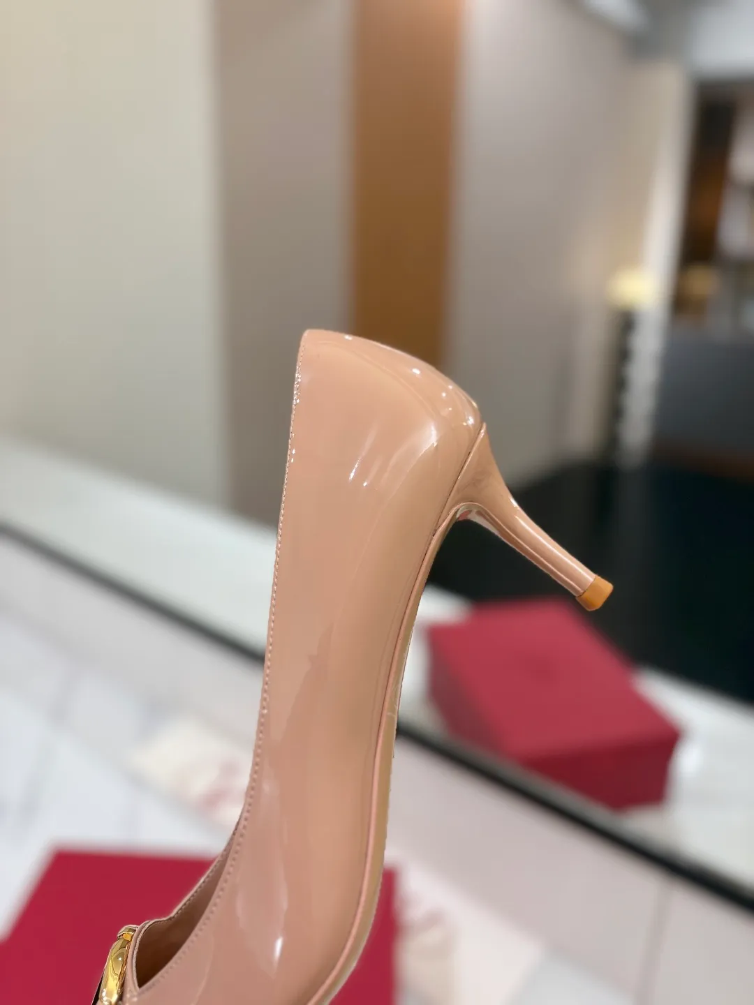 💕💕Factory direct selling price p520💕💕 VALENTINO’s hottest new high-heeled shoes, latest logo buckle, perfect combination with sexy pointed toe❤️‍🔥❤️‍🔥❤️‍🔥❤️‍🔥It is simply the pinnacle of summer fashion💖💖💖💖original replica Upper: patent leather, subleather Outsole: Italian leather outsole Heel height: 6.5cm Size: 35-39 (40 41 42 customized, non-refundable and non-exchangeable)